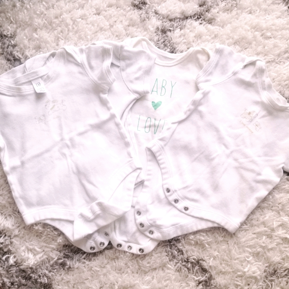 ✨2 for $20 ✨  3 piece Gap Onesies